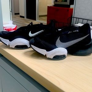 Women Nike air zoom superrep black and white size 7